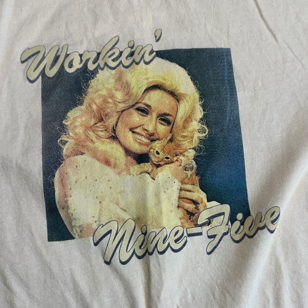 Vintage Style Dolly Parton Workin 9 to 5 Graphic Tee with Iconic Print - Picture 2 of 3